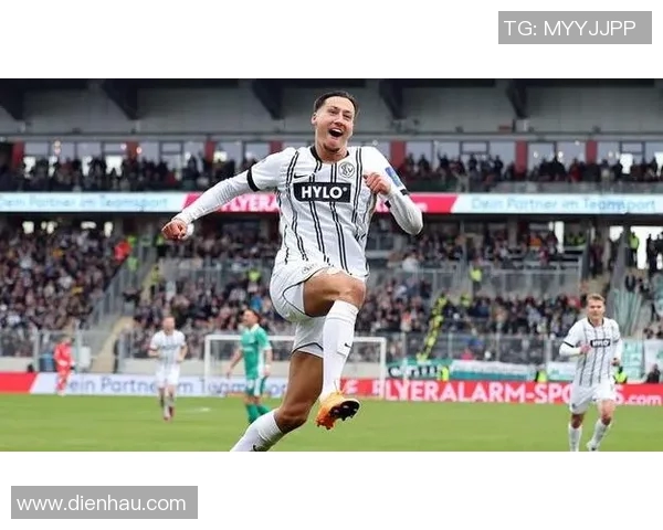 足球明星托腮高清图片展现运动魅力与个性风采的完美瞬间